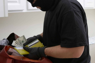 Səbail rayonunda vətəndaşdan 2200 ABŞ dolları və 230 manat oğurlanıb