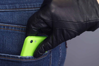 Səbail rayonunda iki nəfərin telefonu oğurlanıb