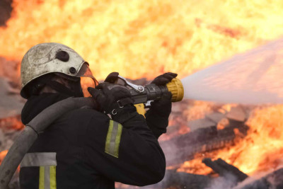 Xəzərdə beşmərtəbəli binada yanğın olub