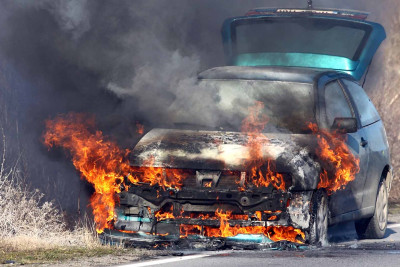 Xətaidə avtomobildə yanğın hadisəsi baş verib