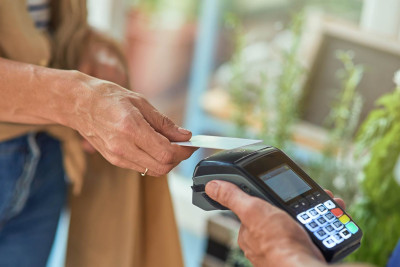 Nərimanov rayonu: qadın kart hesabından 700 manat oğurlayıb