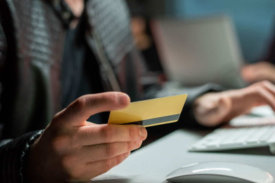 Bakıda bank kartından 6400 AZN oğurlanıb