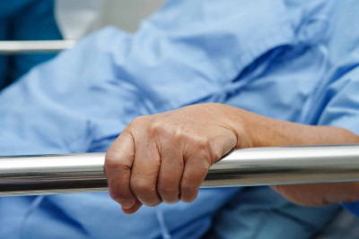 Xətaidəki kafedə dava: kişini şüşə parçası ilə yaralayıblar