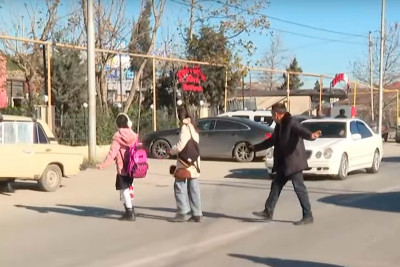 Piyada keçidi nişanı var, özü yoxdur: Binəqədidə təhlükəli yol – VİDEO