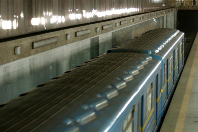 Bakı metrosunda kişi qatar yoluna yıxılıb