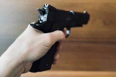 Ölkə ərazisində sakinlər polis əməkdaşlarına avtomat və tüfəng təhvil veriblər