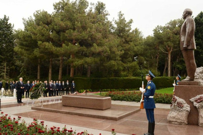 Prezident Fəxri xiyabana gedib