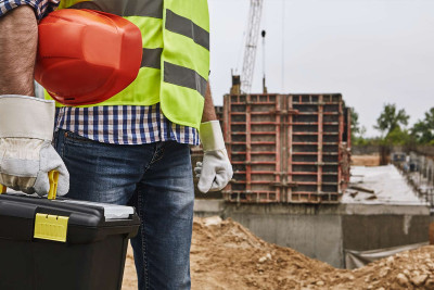 Nərimanovda iş vaxtı fəhlənin başına dəmir dəyib