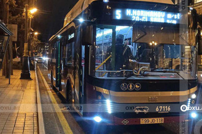 “BakuBus”ın sürücüsü sərnişinləri yolun ortasına qoyub və taksiyə minərək yoxa çıxıb – VİDEO