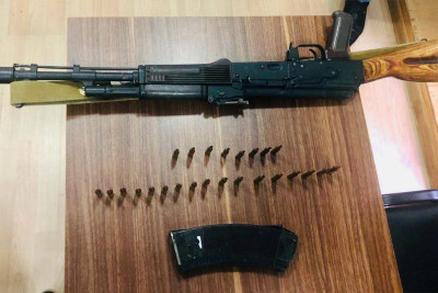 Yasamalda bir nəfər “Kalaşnikov”u polisə təhvil verib, digər şəxs isə “Makarov” satanda saxlanılıb