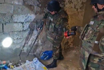 Bakıdakı qəsəbədə yarımtikilidə silah-sursat aşkarlanıb – VİDEO