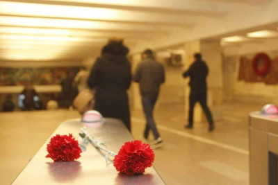 Metroda qadın qəfil dünyasını dəyişib