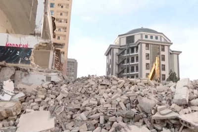 Binəqədi rayonunda söküntü işləri zamanı təhlükəsizliyə riayət olunmur - VIDEO