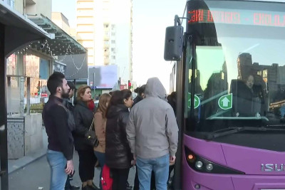 “Manatlıq” taksilərə daha minmək istəməyən sərnişinlər dolu avtobuslara da minə bilmirlər