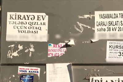 Bakıda avtobus dayanacaqlarında yapışdırılan elanlara cərimə düşür