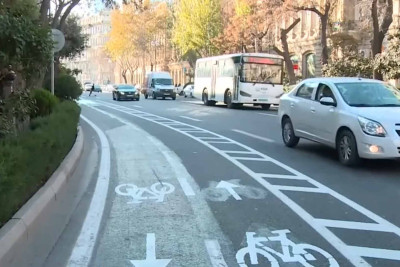Bakıda çəkilmiş velosiped zolağında velosipeddən daha çox avtomobil var