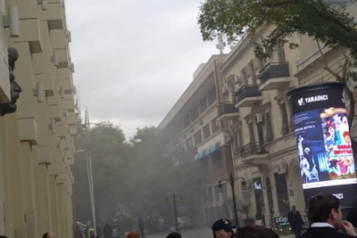 “Torqovaya” yaxınlığında restoran yanır