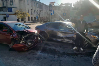 Nərimanovda “Kia” və “Toyota” toqquşub