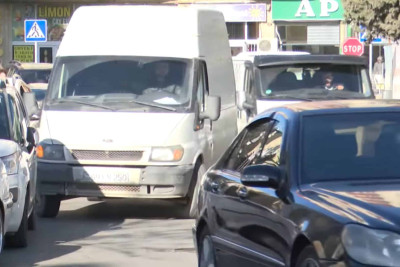 Bakıda yolun hər 2 tərəfi parklanma yerinə çevrilib, avtomobillərin gediş-gəlişi çətinləşib – VİDEO