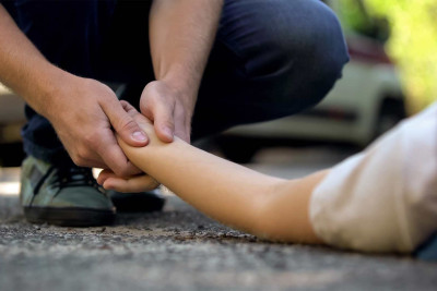 Xəzər rayonunda avtomobil iki qadını vurub: biri ölüb, biri yaralanıb