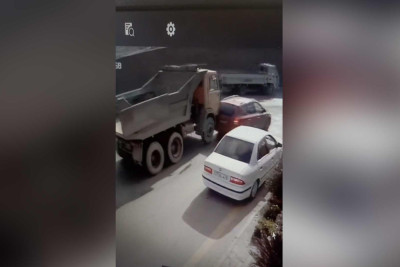 Binəqədi rayonunda “KamAZ” digər avtomobilə çarpılıb - VİDEO