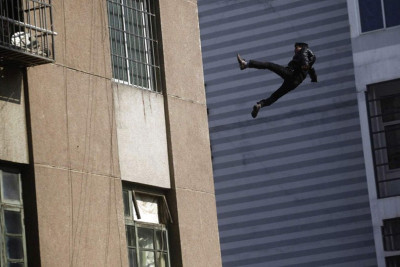 Xətai rayonunda özünü 11-ci mərtəbədən atan kişi sağ qalıb