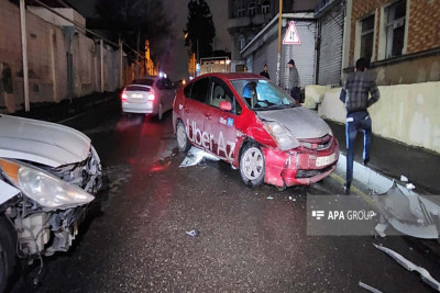 Binəqədidə “Hyundai” və “Prius” toqquşub