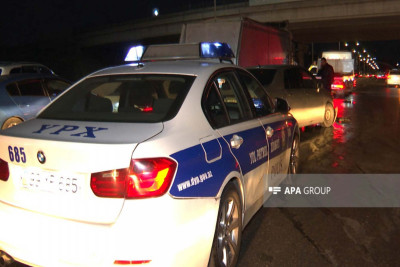 Sabunçuda qəza törədən sürücü qaçmaq istəyərkən burnunu sındırıb