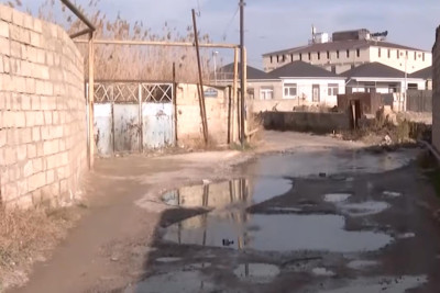 Sakinlər Zabrat qəsəbəsindəki yollardan şikayət edirlər – VİDEO