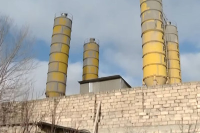 Yasamalda beton zavodu sakinlərin həyətlərinə tullantı atır