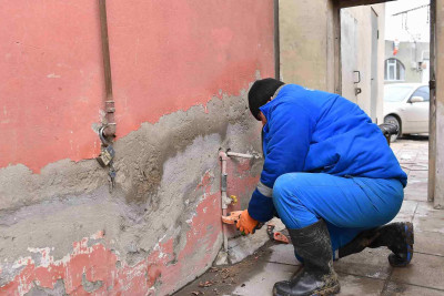 Binəqədidə qum bazarı su şəbəkəsindən qanunsuz su çəkib
