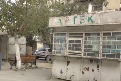 Yasamal rayon sakinləri həyətlərində tikilən qarajlardan illərdir əziyyət çəkirlər – VİDEO