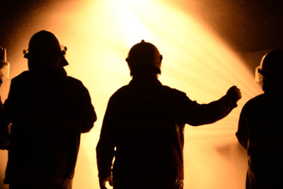 Xəzərdə bir-birinə bitişik 2 tikili alışıb