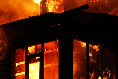 Səbail rayonunda 3 otaqlı ev yanıb