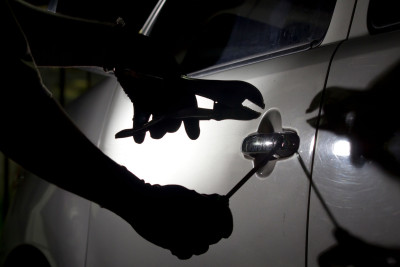 Xətaidə yeniyetmə “BMW” qaçırmaqda şübhəli bilinir