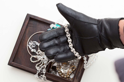 Xətai rayonunda 17.000 manat dəyərində qızıl-zinət əşyaları oğurlanıb