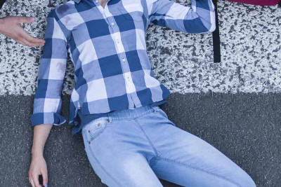 Qala qəsəbəsində 28 yaşlı qızı avtomobil vurub