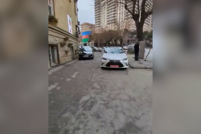 Bakının daha bir küçəsində piyada səkisi avtomobillərlə zəbt edilib