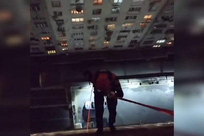 Bakıda köməksiz vəziyyətdə qalan uşaq xilas olunub – VİDEO