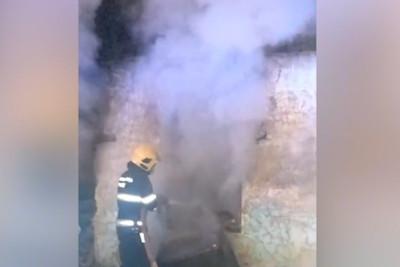 Xətaidə taxta və məişət tullantıları ilə dolu tikili yanıb – VİDEO