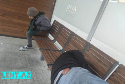 “Nizami” metro stansiyasının yaxınlığında avtobus dayanacağı sığınacağa çevrilib