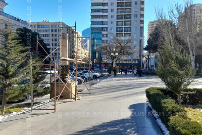 Səməd Vurğun parkında iyulda qırılan işıq dirəyi təmir olunur – FOTO