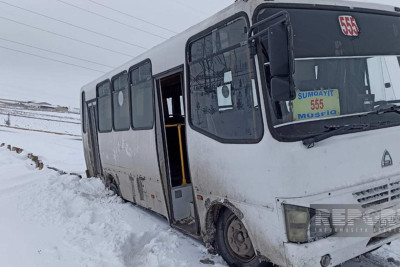 Bakı qəsəbəsindən Sumqayıta hərəkət edən avtobus qəzaya düşüb