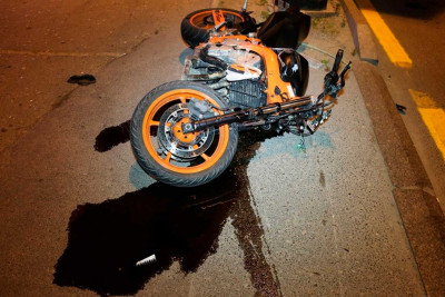 Paytaxtda 40 yaşlı motosikletçi yol qəzasına düşüb