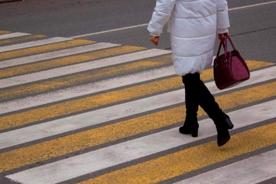 Paytaxtda 55 yaşlı qadını avtomobil vurub