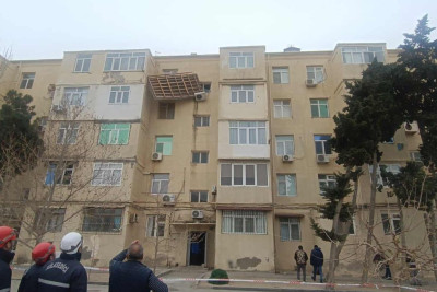 Bakıda külək yaşayış binasının damını uçurub – VİDEO