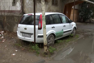 Nasaz vəziyyətdə həyətdə 3 ildən artıq duran avtomobilə 470 manat cərimə gəlib – VİDEO