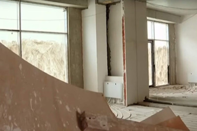 Bakıda hündürmərtəbəli binanın birinci mərtəbəsində pilləkən yoxdur