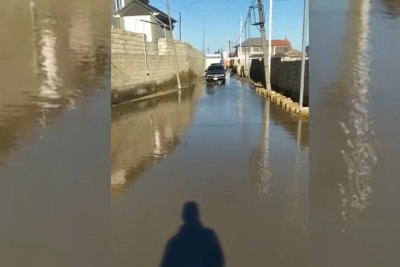 Şağan qəsəbəsində sakinlər 4 ildir yağış sularından əziyyət çəkirlər – VİDEO