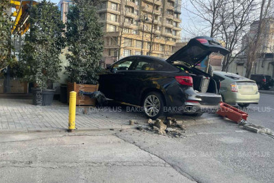 Yasamal rayonunda avtomobil kafeyə çarpılıb